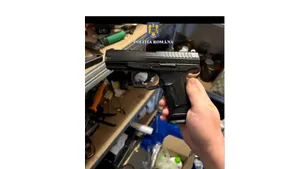 Percheziţii într-un dosar de proxenetism: arme, bani şi o legitimaţie falsă de poliţist