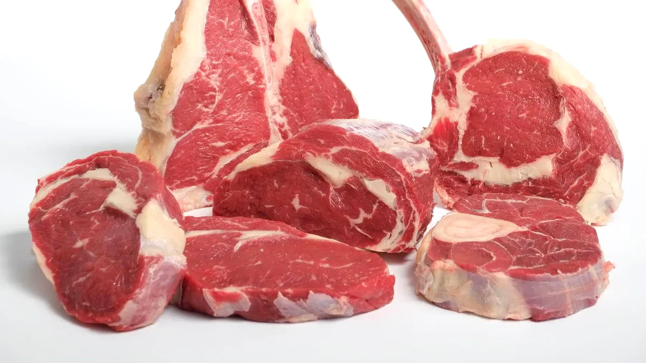 Un producător de mezeluri din Cluj, cu afaceri de 15 milioane de euro, şi-a propus să folosească doar carne din România 