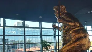 „Ciuma portocalie” din Parlamentul European. Trump, gol într-o statuie uriașă expusă la Strasbourg