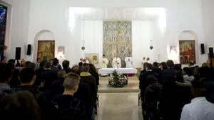 GEST FĂRĂ PRECEDENT: Papa Francisc a realizat ceremonia spălării picioarelor pentru 12 deţinuţi, printre care şi femei - FOTO, VIDEO