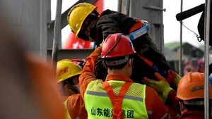 Accidentul minier din China: 11 mineri au fost salvaţi la două săptămâni după ce au rămas blocaţi la 580 de metri sub pământ. Căutările continua pentru restul minerilor