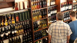 Senatul respinge solicitarea lui Băsescu de a nu fi redusă acciza la băuturile fermentate liniştite