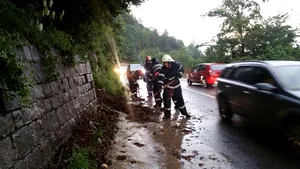 Rupere de nori în Buşteni. Circulaţie blocată pe DN1 VIDEO