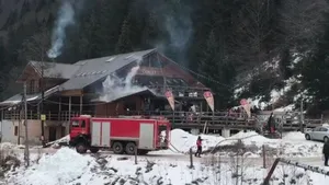 INCENDIU la anexa cabanei familiei lui Adrian Năstase din judeţul Prahova: 13 turişti au fost evacuaţi | FOTO