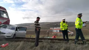 FOTO | Accident grav în Vaslui: Şofer rănit după ce maşina pe care o conducea a fost lovită de tren