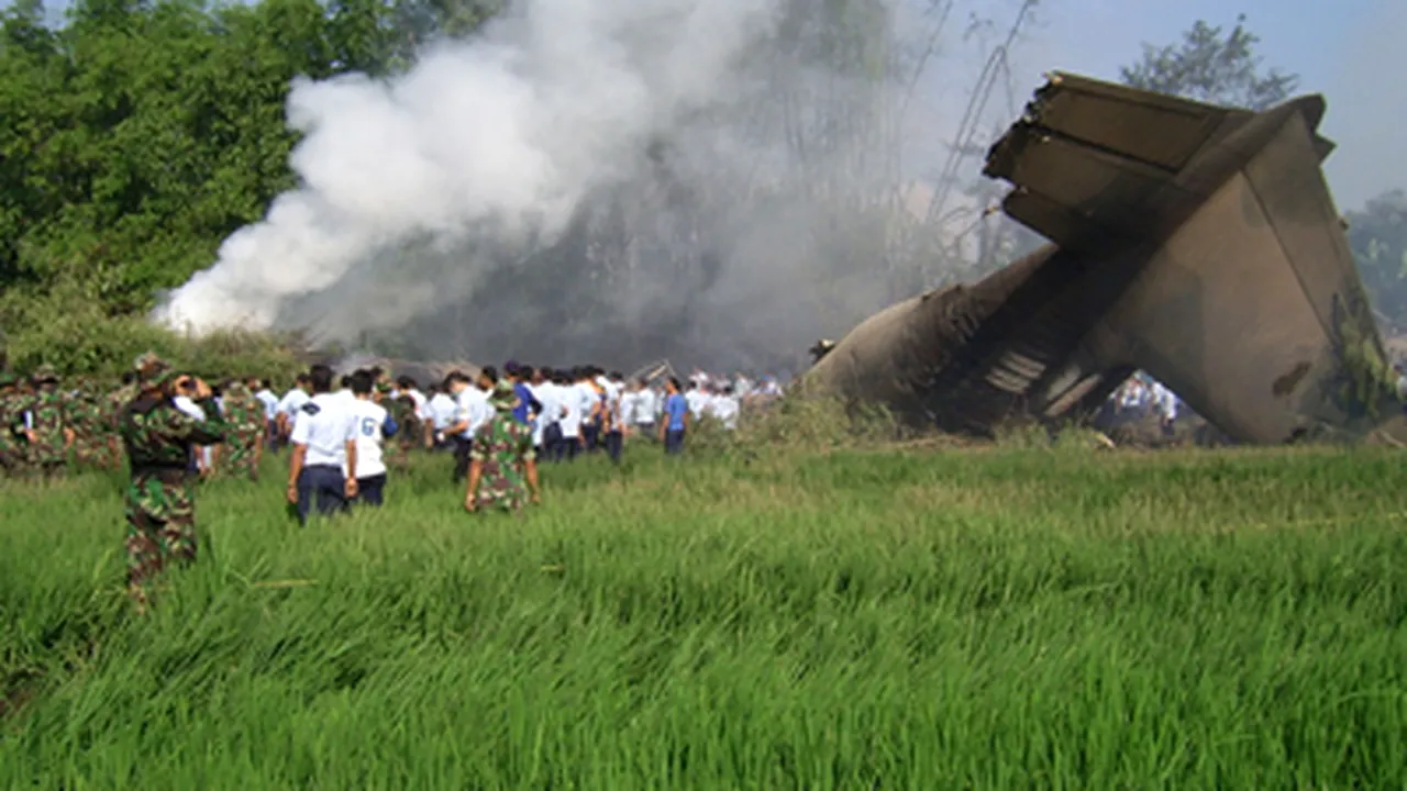 Cel puţin 97 de morţi într-un accident aviatic în insula Java - VIDEO
