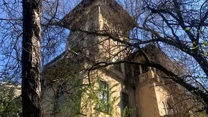 Casa părăsită de la intrarea în parcul Cişmigiu: din exterior arată minunat, înăuntru e vai şi amar