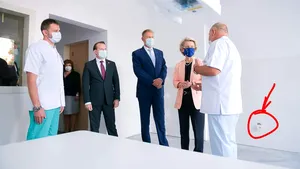 Val de glume, după ce o priză defectă a apărut într-o fotografie oficială cu Ursula von der Leyen şi Klaus Iohannis