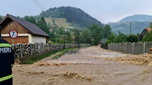 Avertizare METEO. Cod portocaliu de inundaţii pe râuri din 24 de judeţe