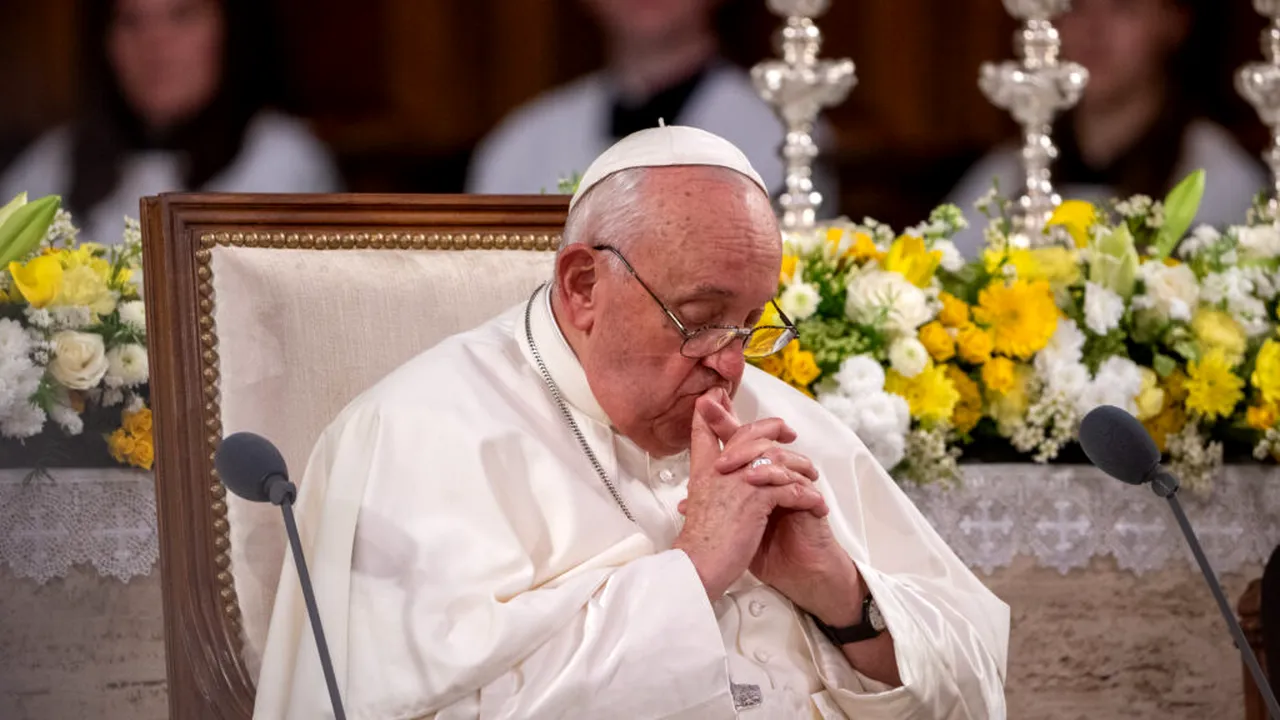 Papa Francisc este în stare stabilă și își reia unele activități, transmite Vaticanul