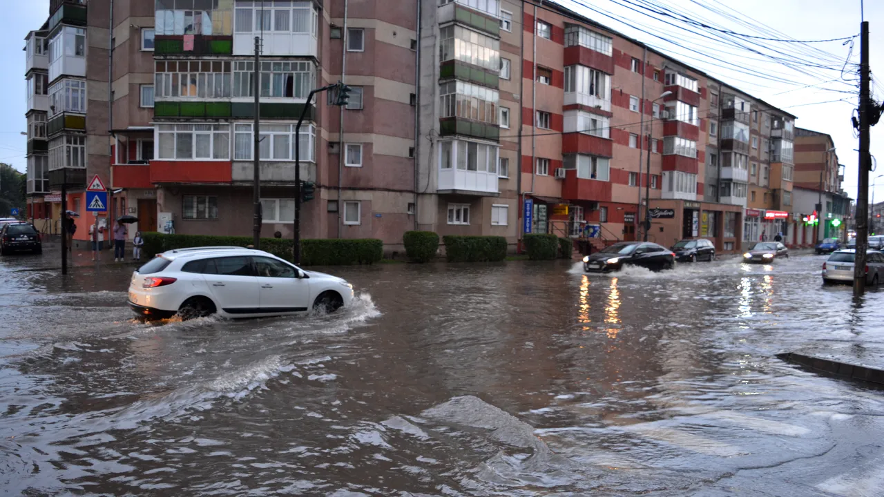 Alertă METEO Cod portocaliu de vreme severă imediată. ANM: Vijelii puternice şi ploaie torenţială într-un judeţ din România