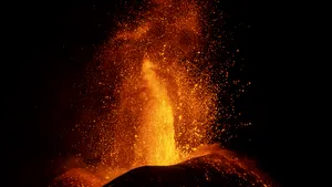 VIDEO Râuri de lavă pe Muntele Etna. Imagini spectaculoase din timpul erupţiei vulcanice