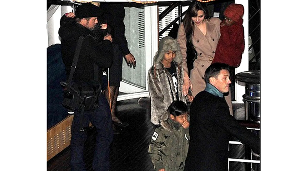 Petrecere pe Sena pentru fiul lui Brad Pitt şi al Angelinei Jolie - FOTO