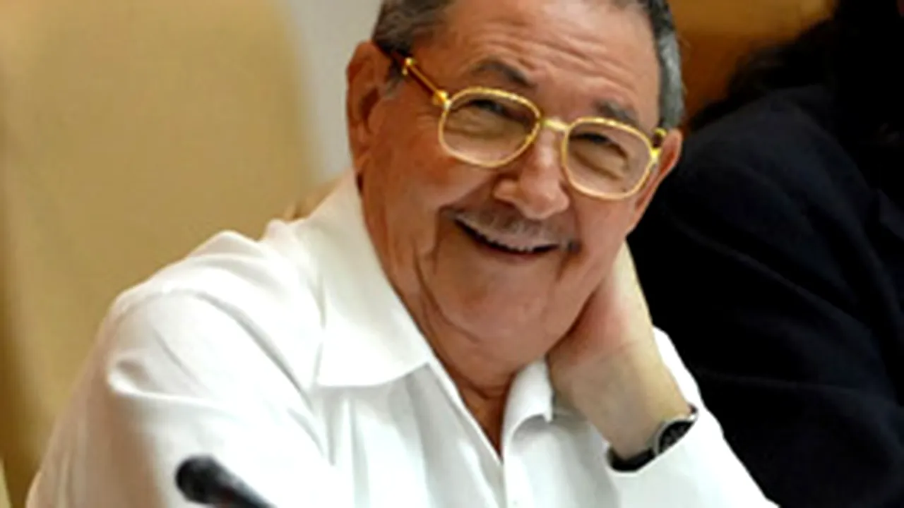 Raul Castro elimină restricţiile la salarii şi permite cumpărarea locuinţelor