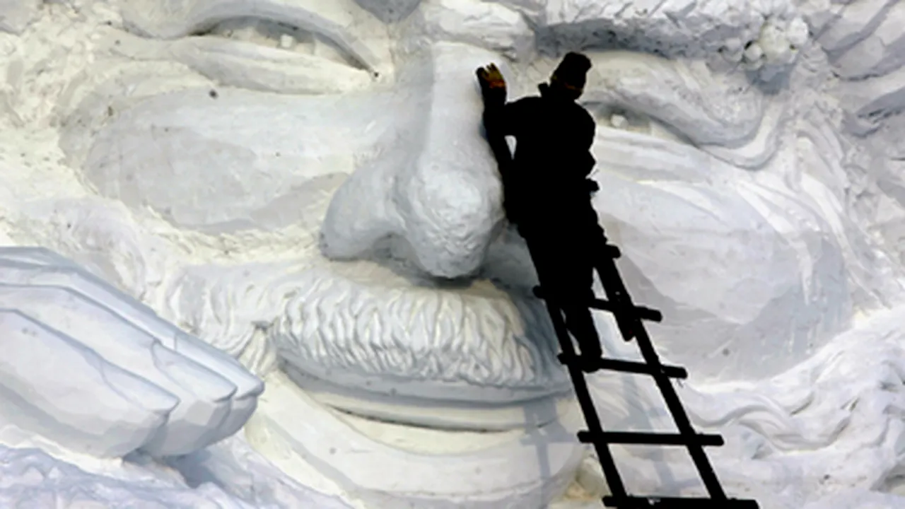 Cel mai mare Moş Crăciun din lume, sculptat în gheaţă