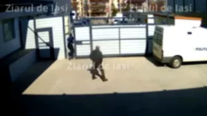 Imagini de pe camere de supraveghere: Cum au fugit doi bărbaţi arestaţi preventiv de la Curtea de Apel Iaşi, de sub escorta poliţiştilor - VIDEO