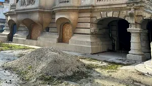 Două comisii fac verificări la Muzeul George Enescu, unde obiecte de patrimoniu sunt păstrate de 4 ani în containere