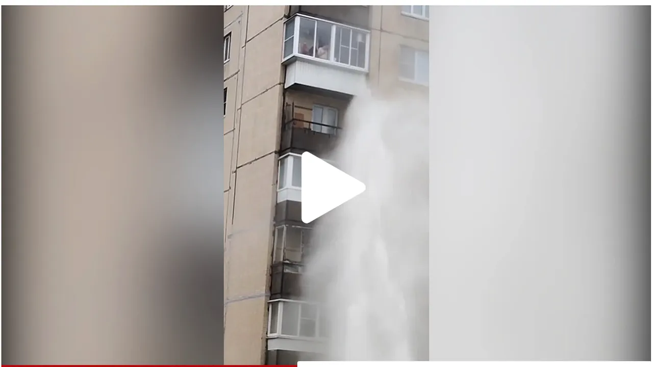Jet cu apă clocotită înalt de 12 etaje rupe asfaltul în Sankt Petersburg