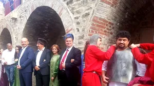 Suceava: Preşedintele CJ şi prefectul au primit pălării de curteni la Festivalul Medieval - FOTO