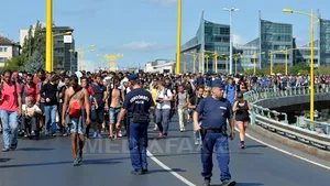 CRIZA IMIGRANŢILOR: Peste o mie de imigranţi au plecat pe jos de la Budapesta către Austria şi Germania - FOTO, VIDEO