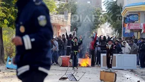 PROTESTE în Tunisia: Manifestanţi au incendiat un sediu al partidului aflat la putere