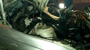 Un şofer se află în stare gravă după ce a intrat cu maşina sub un TIR încărcat cu paleţi 