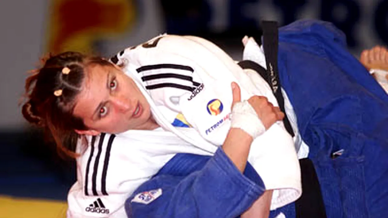Alina Dumitru s-a accidentat şi a pierdut lupta pentru medalia de bronz prin neprezentare