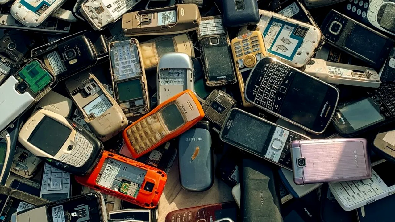 Europenii cumpără de aproape trei ori mai multe electronice decât colectează pentru reciclare. Unde ajung telefoanele și electrocasnicele vechi