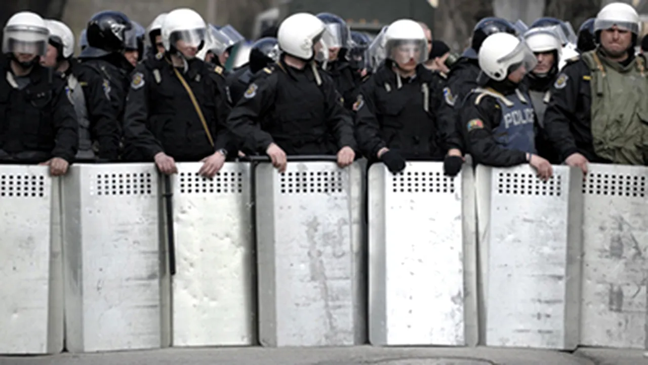 Echipa Pro TV a fost atacată de poliţişti în Chişinău - VIDEO