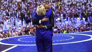 Barack Obama i-a predat ştafeta emoţionant candidatei oficiale a democraţilor, Hillary Clinton, şi l-a criticat deschis pe Donald Trump - FOTO, VIDEO