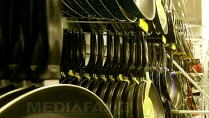 Îmbulzeală pentru tigăi şi aspiratoare: Peste 200 de oameni s-au călcat în picioare la deschiderea unui magazin în Craiova