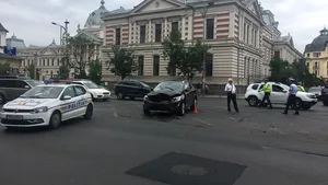 Accident, în apropiere de Piaţa Unirii: O femeie a fost rănită/ Traficul a fost reluat în centrul Capitalei | FOTO