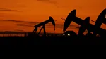 Prețul petrolului continuă să scadă pe fondul tensiunilor dintre SUA și Ucraina