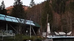 Guvernanţii joacă teatrul absurdului. Deschid hotelurile, dar nu te lasă să ieşi din localitate