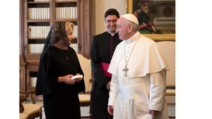 Cadouri neobişnuite daruite Papei Francisc de premierul Dăncilă: castravete amar Rodeo, castravete cu ţepi Tempus, ardei iute lung Decebal şi alte 4 soiuri de legume | GALERIE FOTO