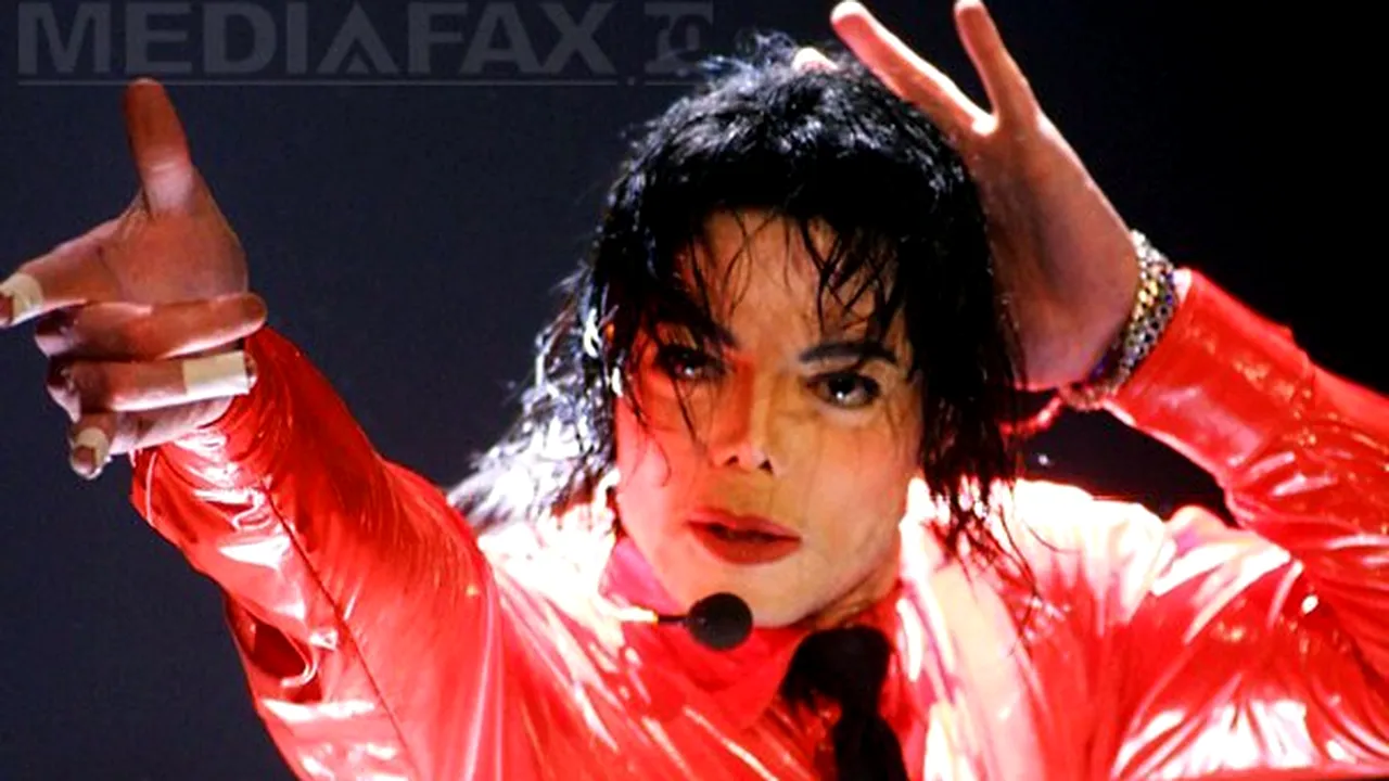 O mănuşă purtată de Michael Jackson, decorată cu cristale Swarovski, scoasă la licitaţie în China