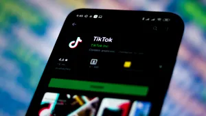 TikTok: Trump a semnat un ordin prin care numeşte TikTok o ”ameninţare” la adresa securităţii naţionale

