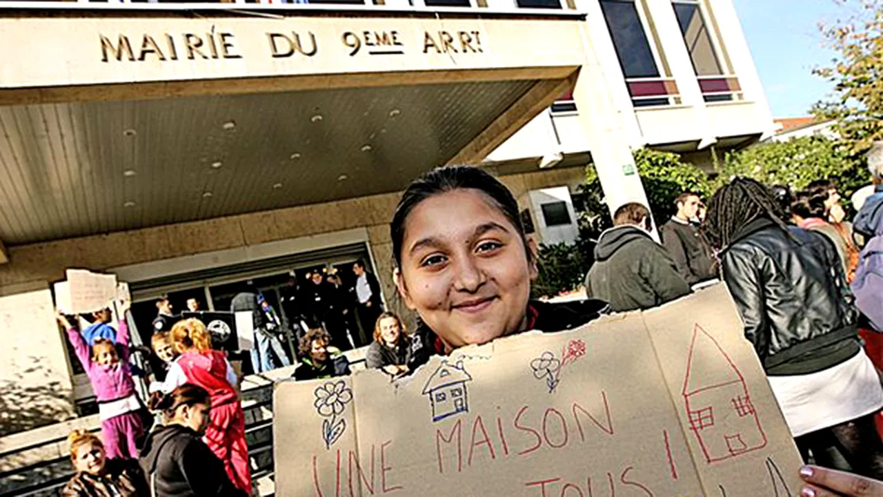 Aproximativ 80 de romi, evacuaţi dintr-o clădire din Lyon