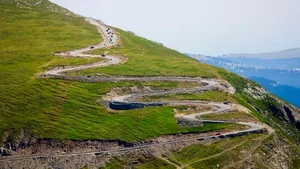 Circulaţie rutieră oprită pe Transalpina pentru un concurs de automobilism