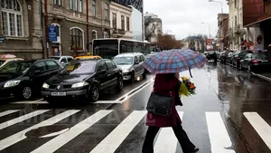 VREMEA se menţine închisă. Prognoza meteo pentru vineri în ţară, la Bucureşti şi la munte