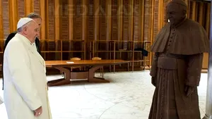 O statuie uriaşă din ciocolată care îl înfăţişează pe papa Francisc, oferită suveranului pontif