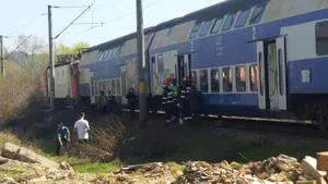 INCENDIU într-un tren care circula pe ruta Bistriţa- Vatra Dornei: Zeci de călători, evacuaţi 