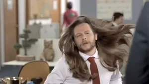 Cum să NU ai păr bogat şi mătăsos: Reclama amuzantă care avertizează bărbaţii despre şamponul pentru femei - VIDEO