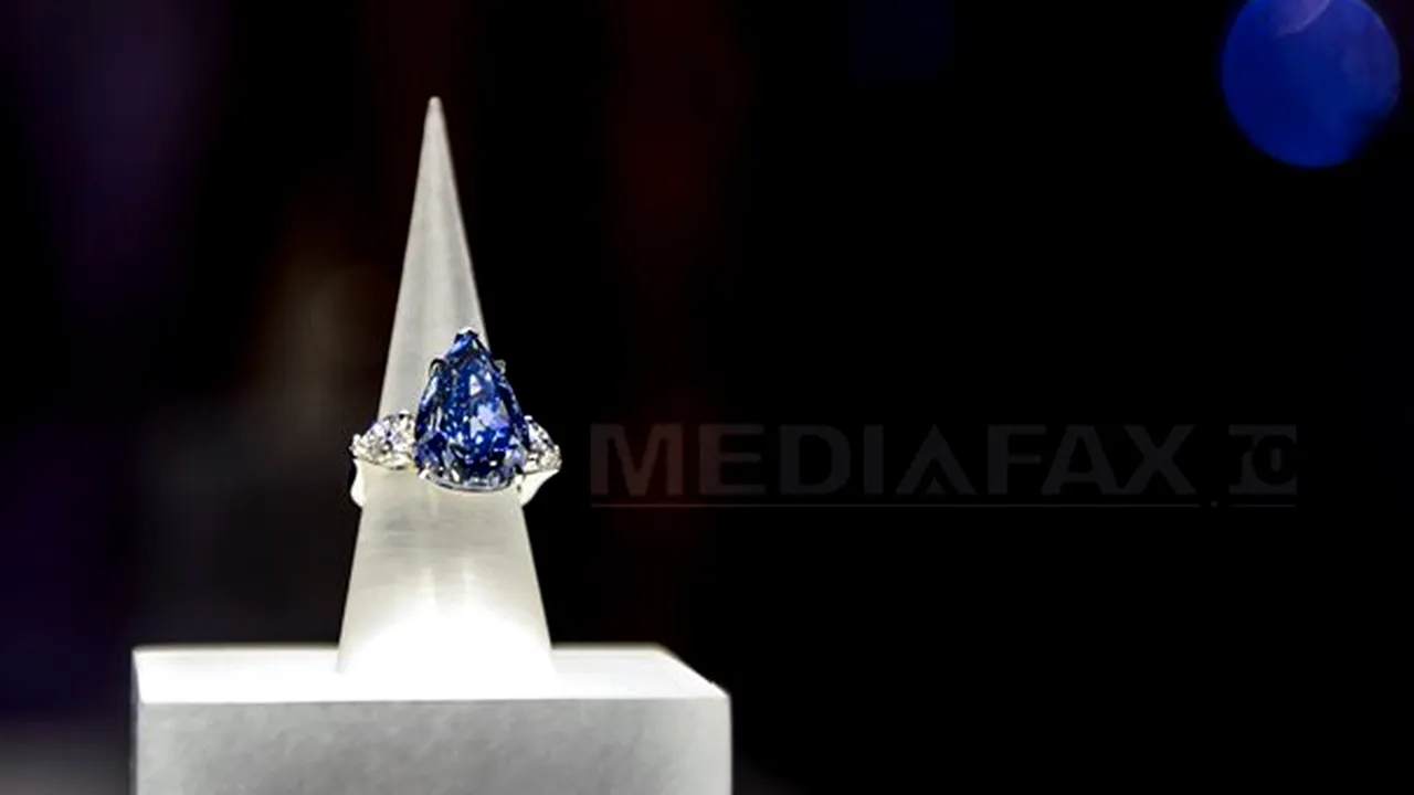 Un diamant albastru, vândut la licitaţie cu 23,7 milioane de dolari - FOTO