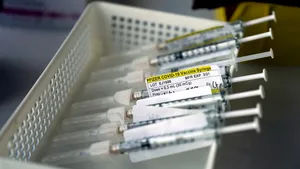 Avem vaccin, cu ce îl administrăm? Numărul de seringi se epuizează repede. O ţară a restricţionat exportul