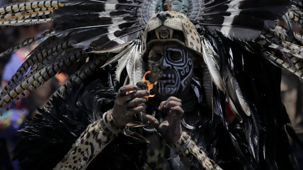 În Mexic, dansatorii îmbrăcaţi în războinici azteci atrag atenţia asupra protecţiei mediului înconjurător 
