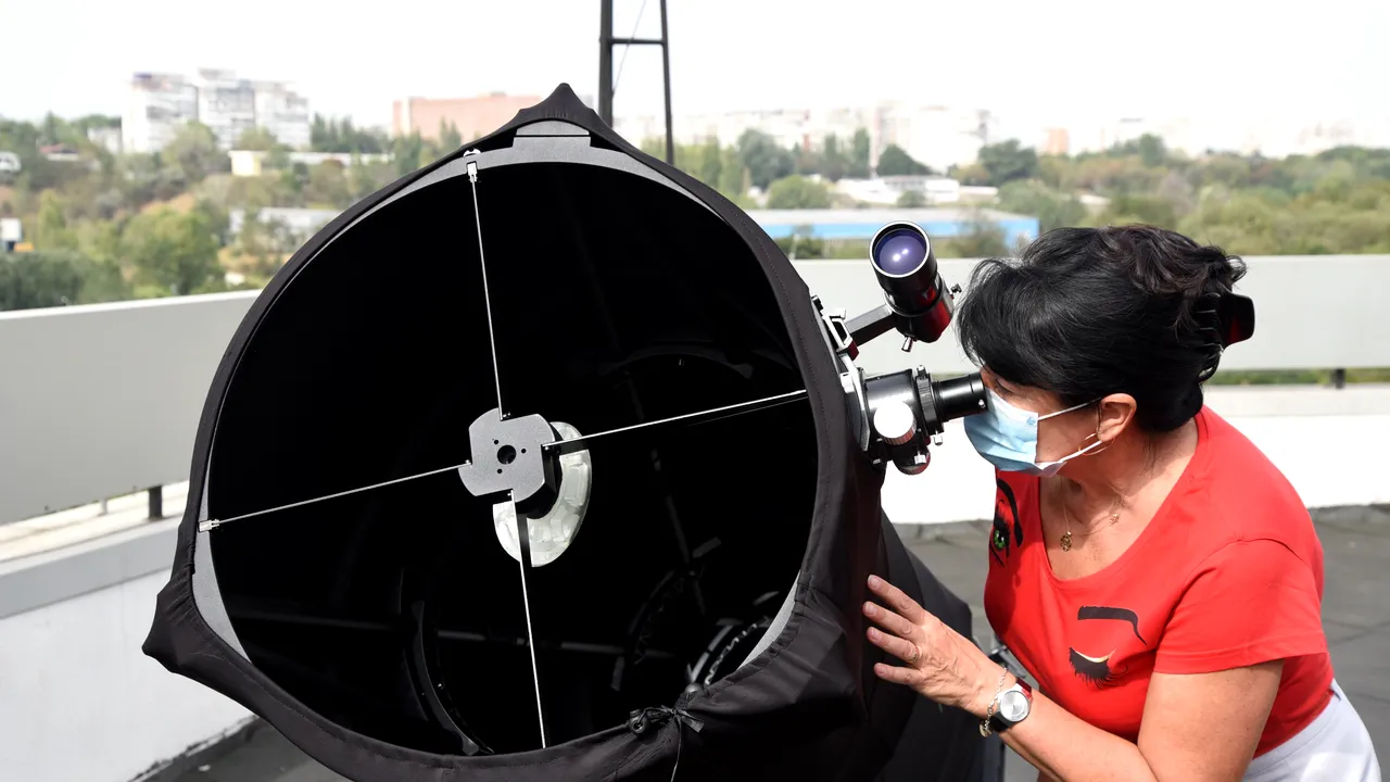 Unde se află cel mai mare telescop din România destinat publicului. Se pot observa nebuloase, constelaţii şi chiar unele galaxii