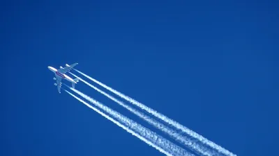 ȘTIINȚĂ „Premieră mondială”: IA va ajuta avioanele să evite dârele albe lăsate pe cer, care contribuie la încălzirea climatică