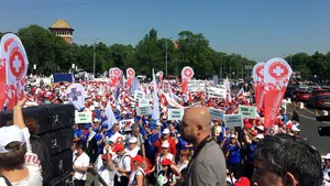 Mitingul Sanitas | 10.000 manifestanţi, în Piaţa Victoriei. O infirmieră a leşinat / Sanitas, după discuţiile cu guvernanţi: Se încearcă stoparea scăderilor salariale de luna viitoare/ Ce spune Olguţa Vasilescu | FOTO 