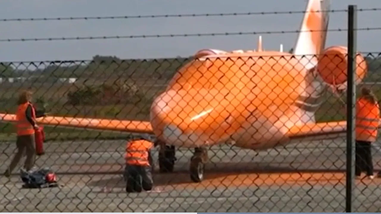 Activiştii au vopsit cu portocaliu un jet privat

